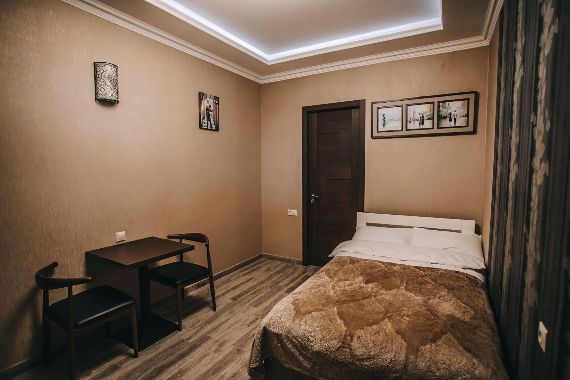 7 Rooms Hotel Tserovani Eksteriør billede