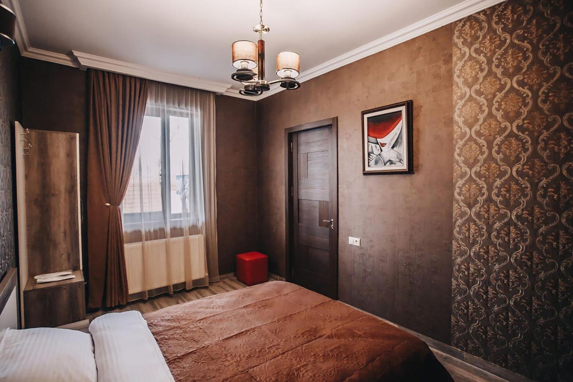 7 Rooms Hotel Tserovani Eksteriør billede