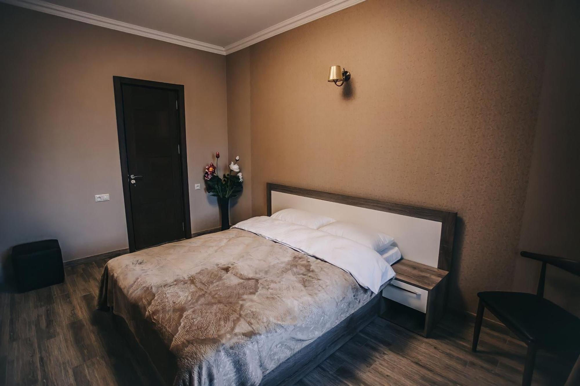 7 Rooms Hotel Tserovani Eksteriør billede