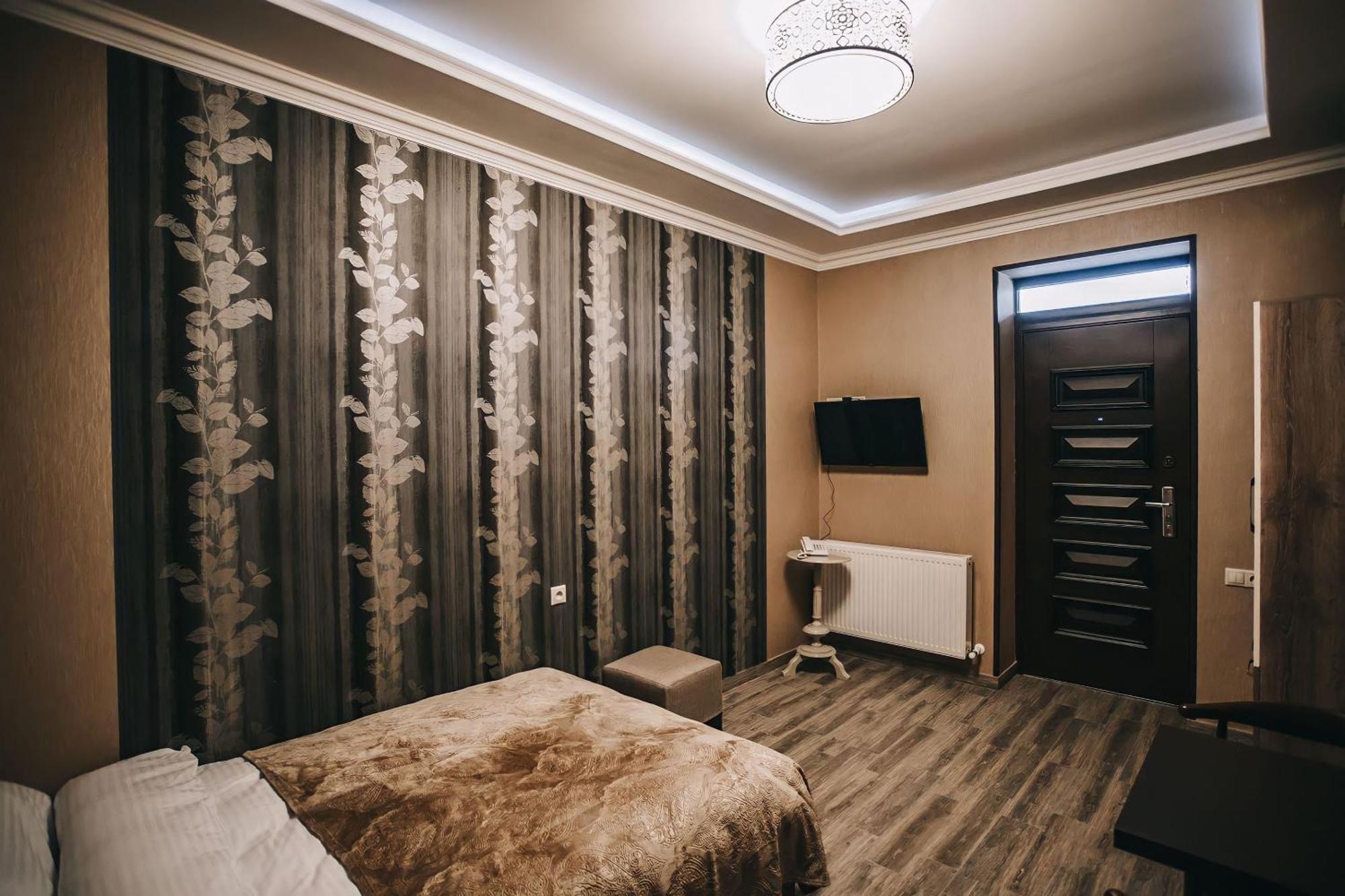 7 Rooms Hotel Tserovani Eksteriør billede